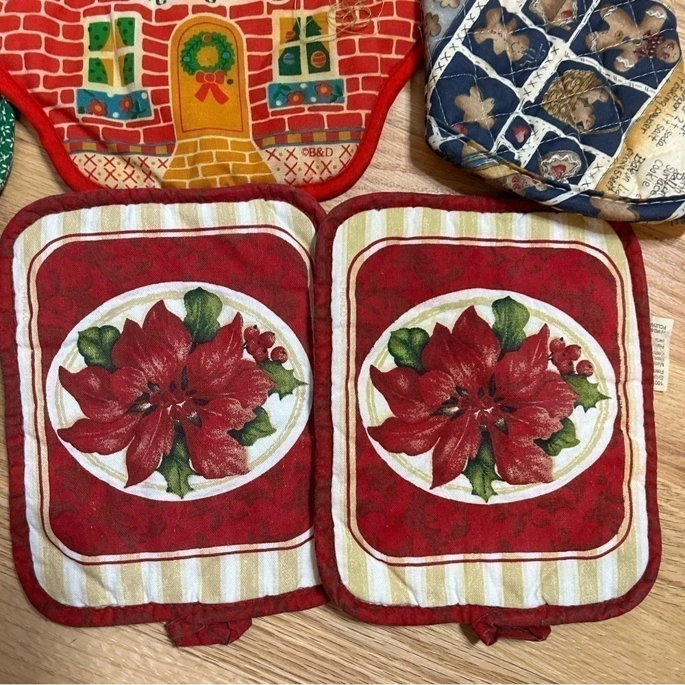 Vintage Pot Holder Bundle Christmas Poinsettias Gingerbread Man Bear Wreath